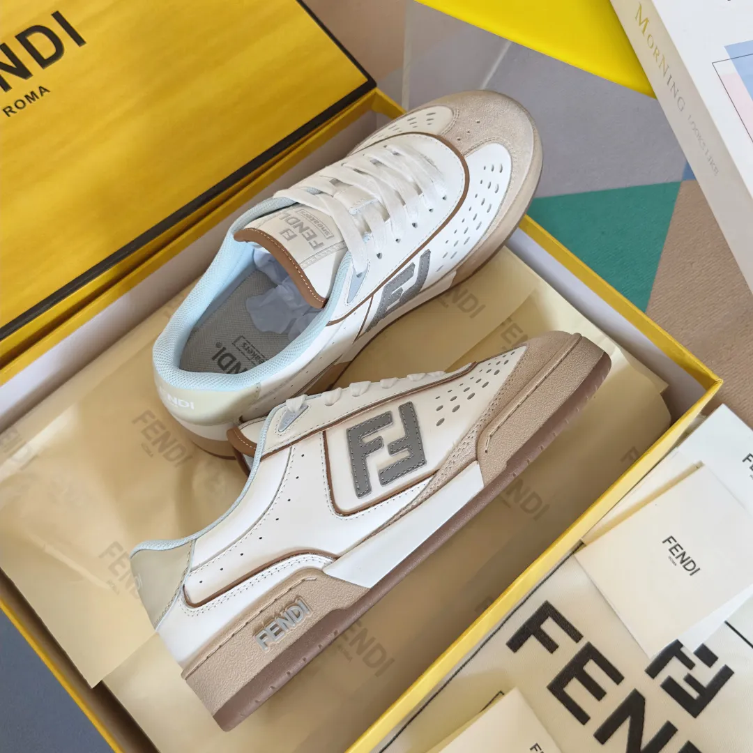 【FENDI】Top P: 740💰 Leather Couple Size: Women's 35-41 / Men's 39-45 Top version: Fendi Fendi match series Couple's Film Casual Sports Shoes Sneakers Original purchase, development, production of these FENDI Match lace-up sneakers. Small perforations accent the upper. Made of white leather with beige suede details. Matcha green leather FF applique. Rubber sole with FENDI lettering on the side. Comes with exquisite packaging at the counter 🛍📦 ▪️ Fabric: Original custom imported first-layer cowhide ▪️ Lining: Imported custom breathable mesh ▪️ Sole: Original molded TPU two-color combination sole ▪️ Sole thickness: 3CM. ▪️ Size: Women's 35-41 / Men's 39-45